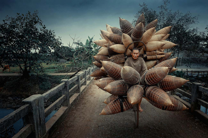 Vietnam’s photo “Bamboo Basket Seller” enters top of world’s most impressive travel photos